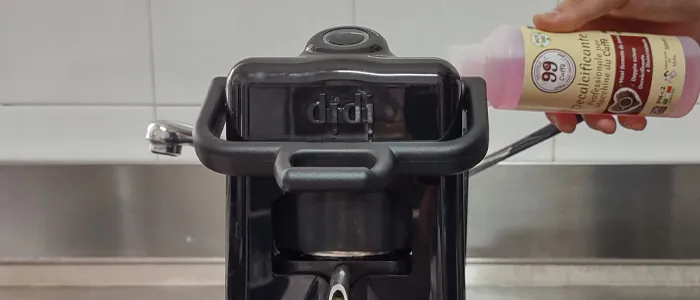 Come utilizzare i decalcificanti per macchine da caffè