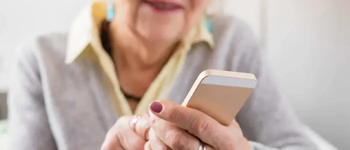 Confronto tra Smartphone e Smartwatch per anziani