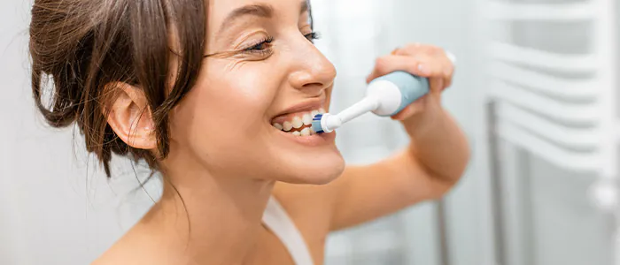 Come si lavano i denti con lo spazzolino elettrico?